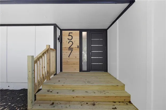 $440,000 | 527 Lancelot Drive, Liberty, MO 64068