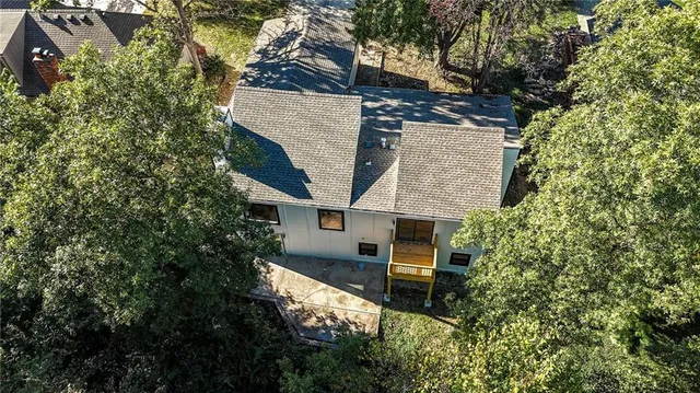 $440,000 | 527 Lancelot Drive, Liberty, MO 64068