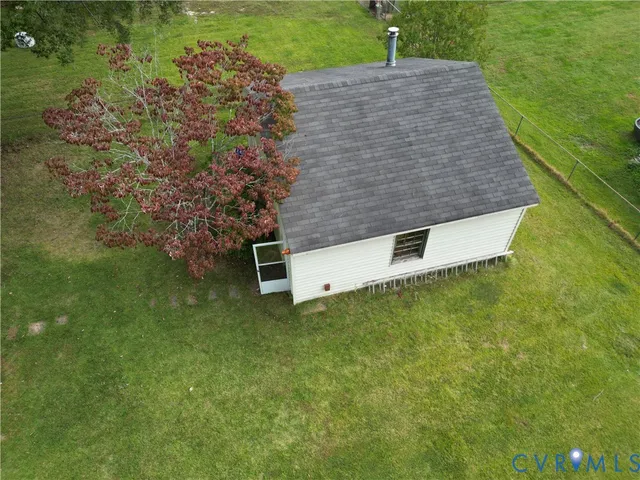 a house view with backyard space