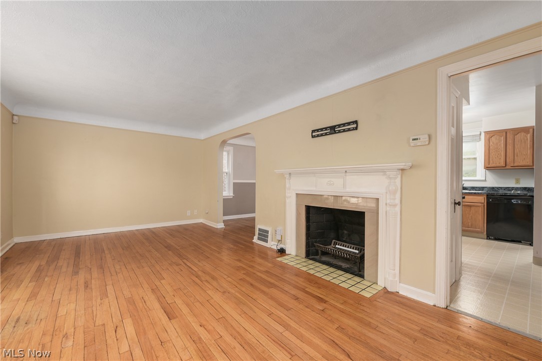 1148 Pennfield Road Cleveland, OH 44121 - Photo 4 of 32