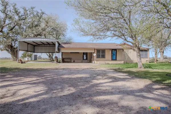 $200,000 | 968 State Highway 95, Yoakum, TX 77995