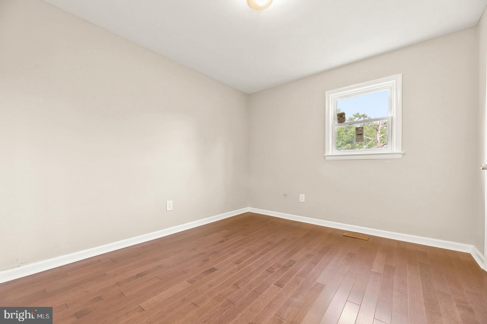8455 Wellington Road Manassas, VA 20109 - Photo 15 of 28 2nd bedroom
