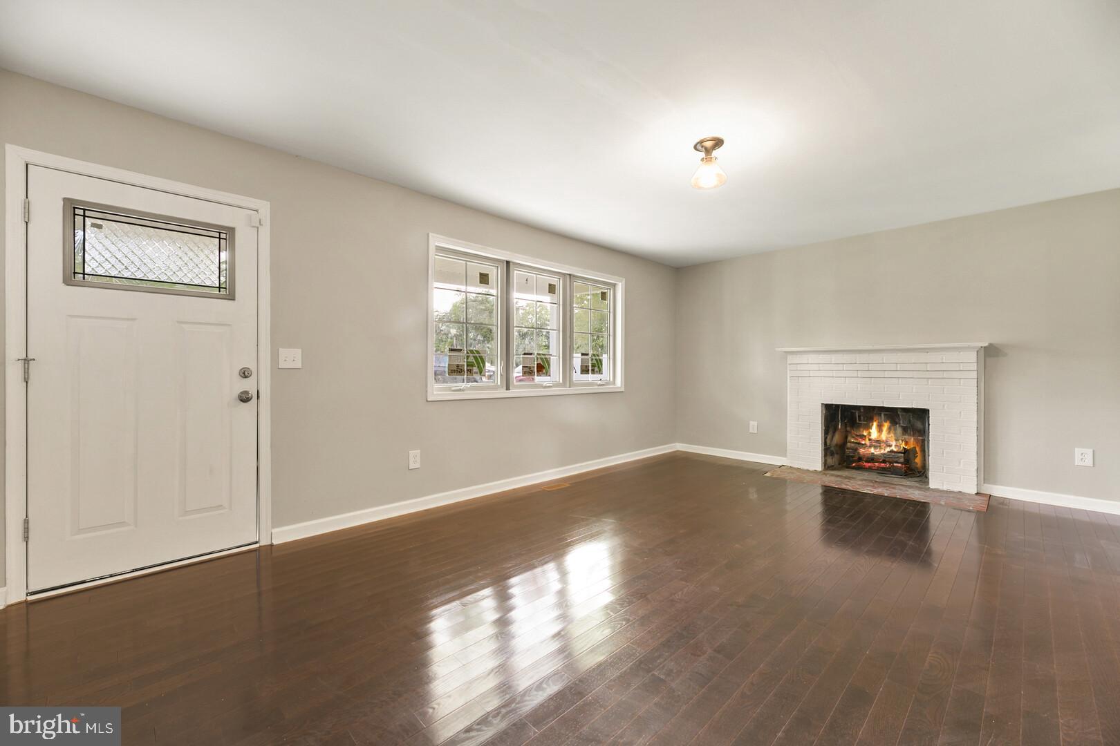 8455 Wellington Road Manassas, VA 20109 - Photo 3 of 28 Living room