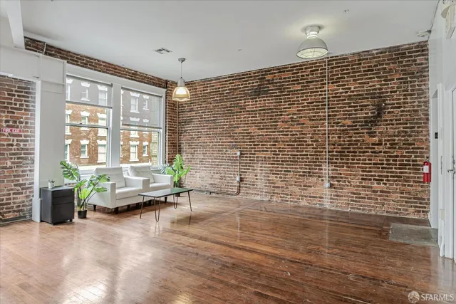 a view of livingroom with furniture