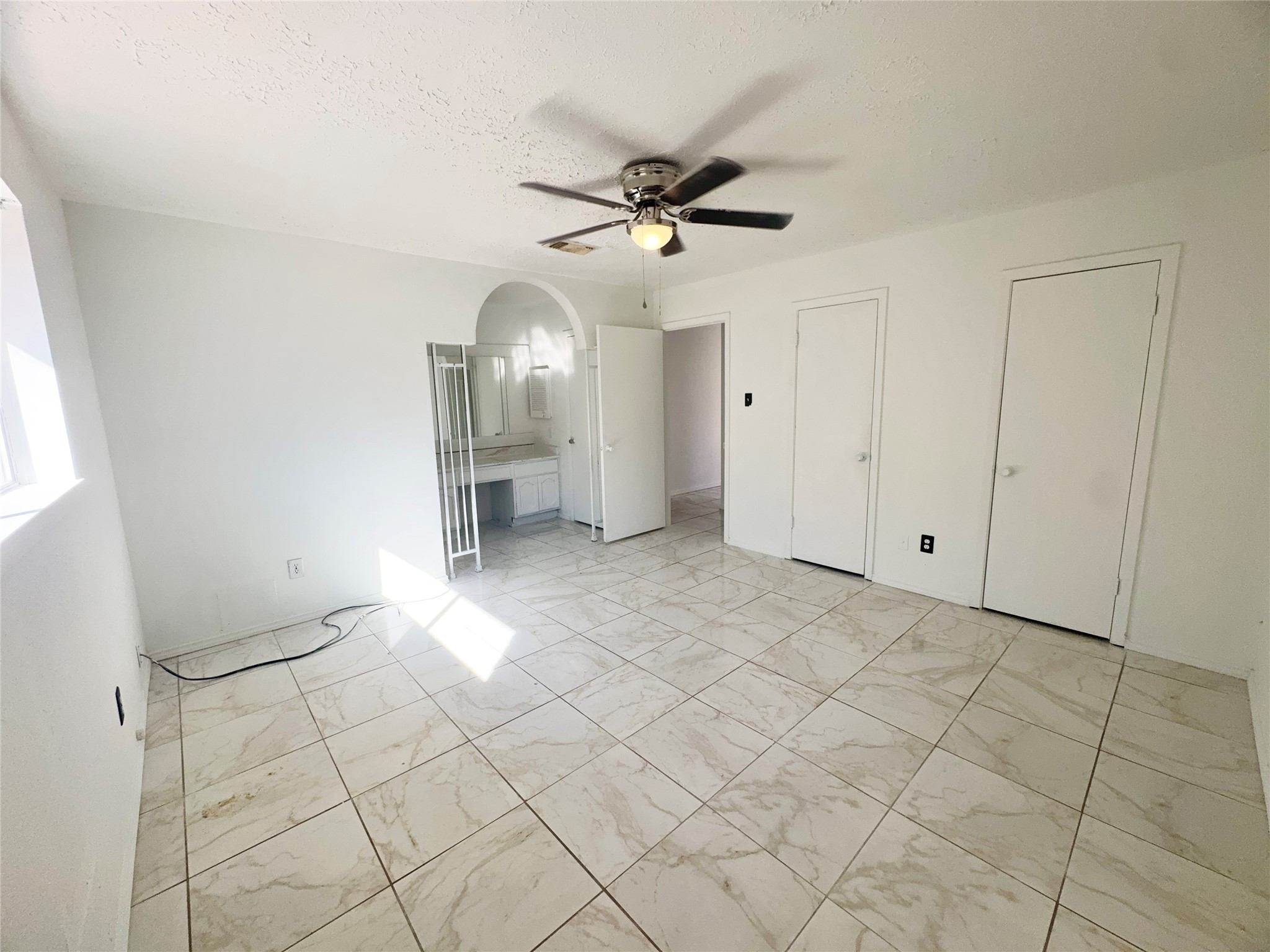 20121 Cottonglade Lane Humble, TX 77338 - Photo 7 of 10 a view of a livingroom with a ceiling fan and window
