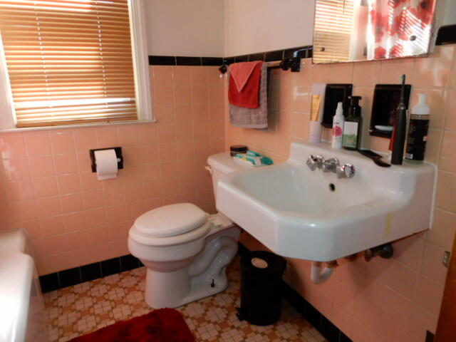 3724 North 57th Street Milwaukee, WI 53216 - Photo 8 of 17 Bath 1