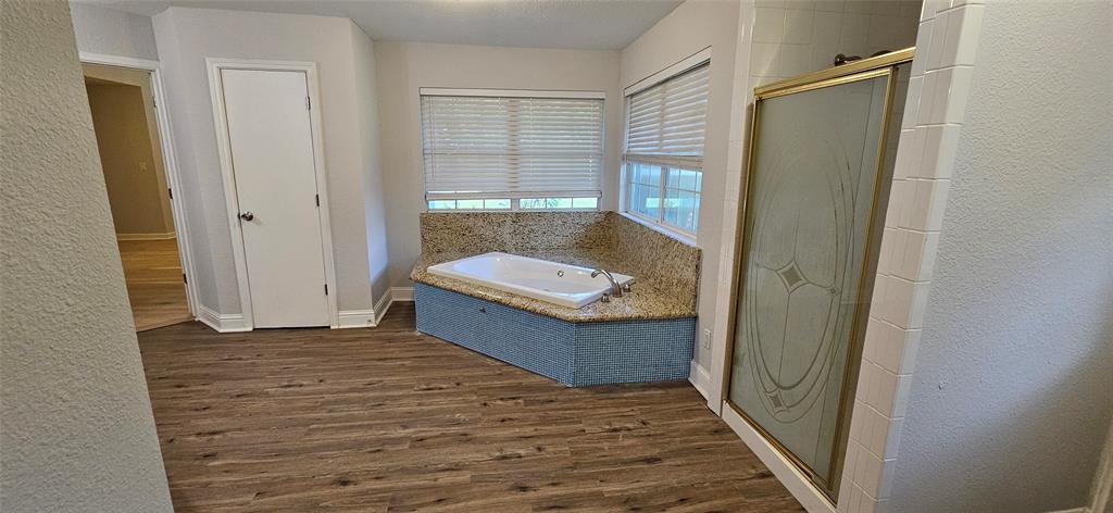 137 Oakview Gainesville, TX 76240 - Photo 16 of 37 Primary Bathtub & Shower