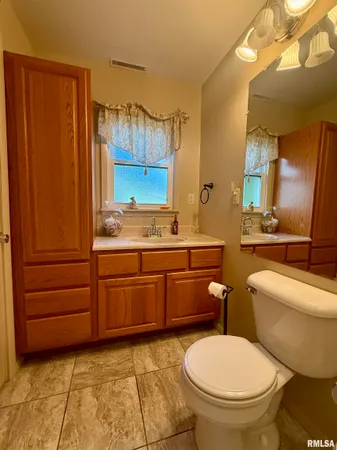 $159,900 | 208 South Market Street, Knoxville, IL 61448