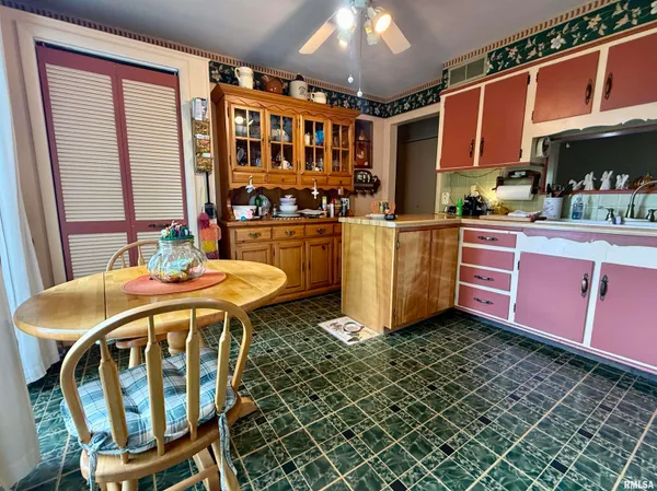 $159,900 | 208 South Market Street, Knoxville, IL 61448