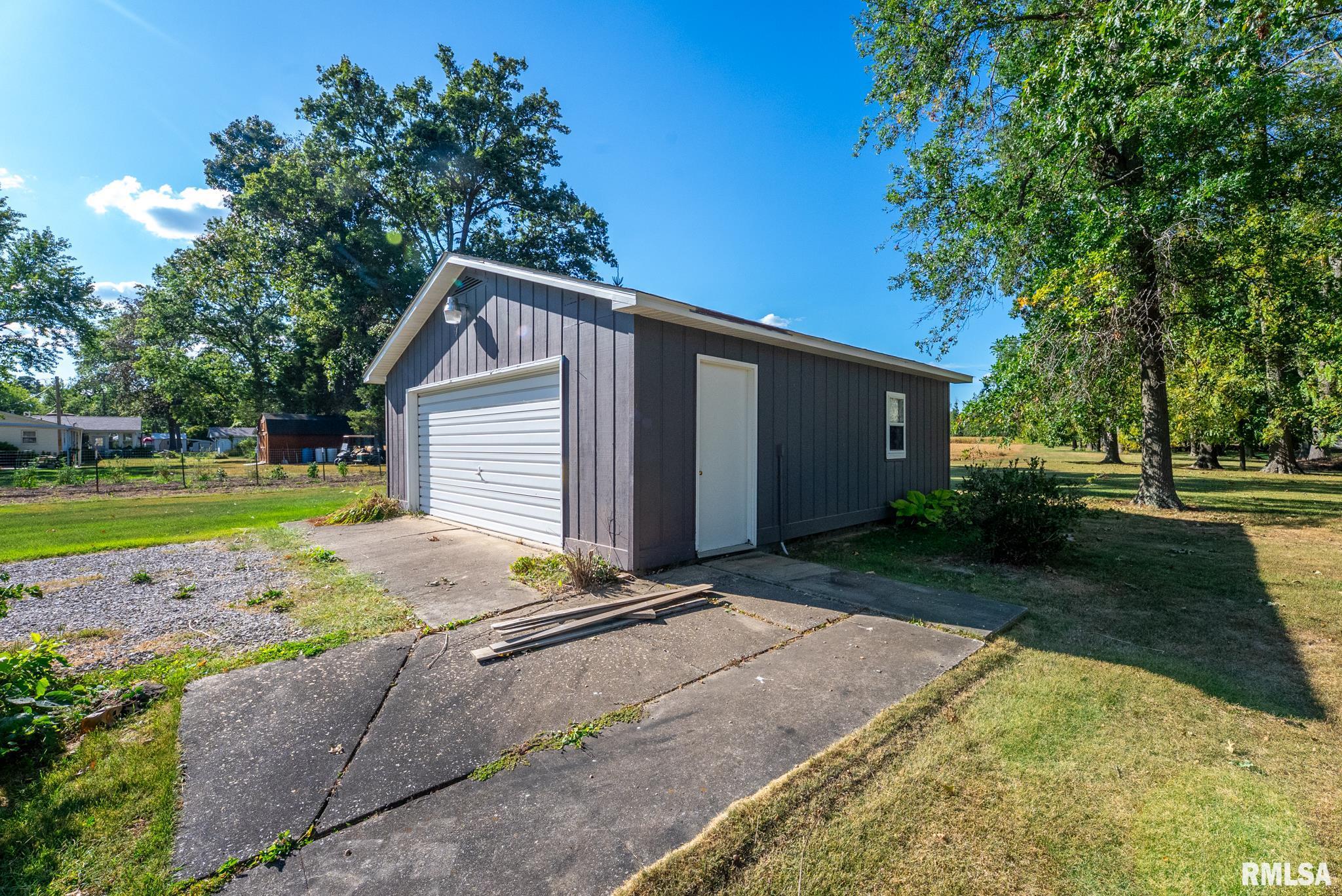 104 Hickory Grove Lane Salem, IL 62881 - Photo 34 of 39