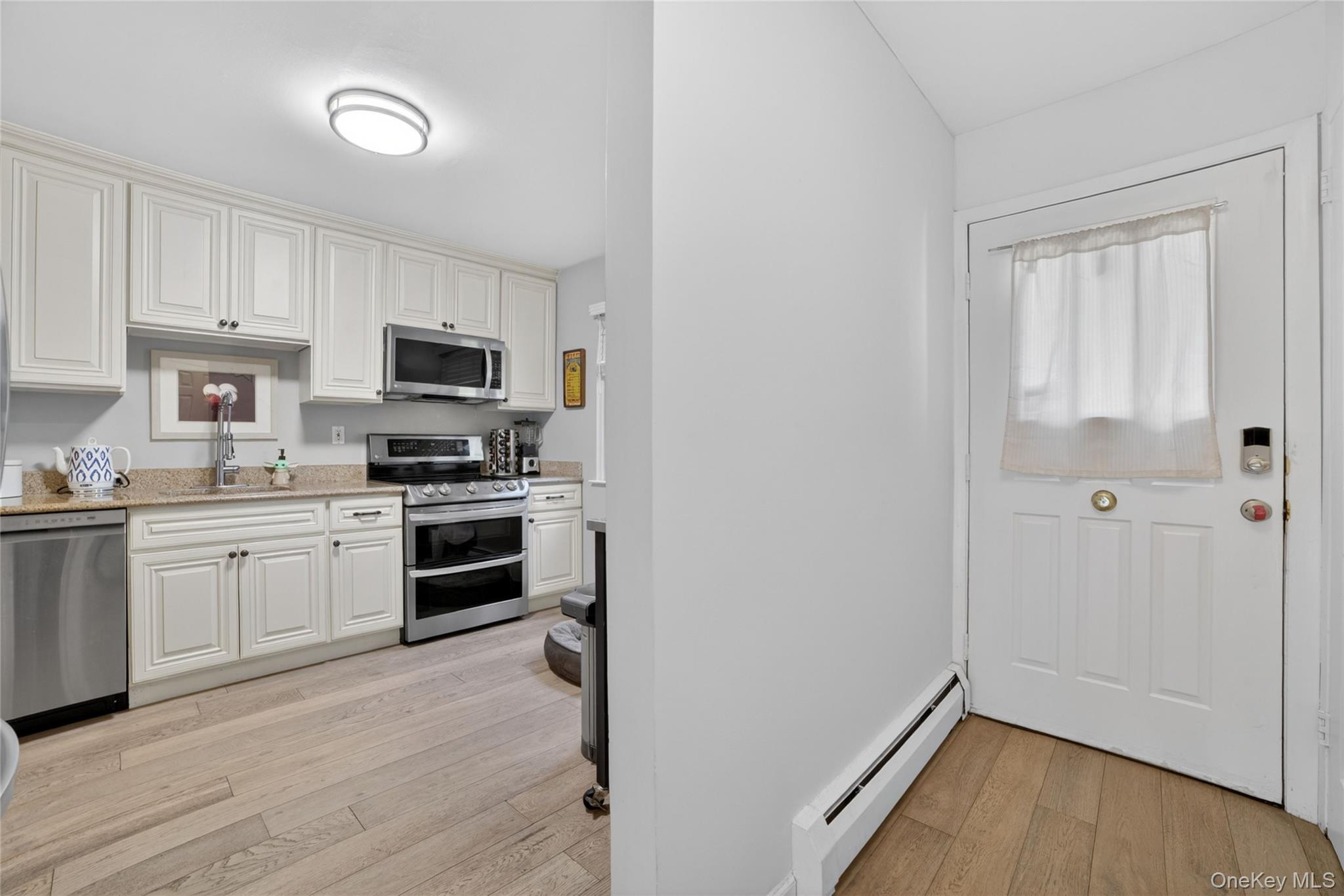 218 Tree Top Crescent Rye Brook, NY 10573 - Photo 4 of 36