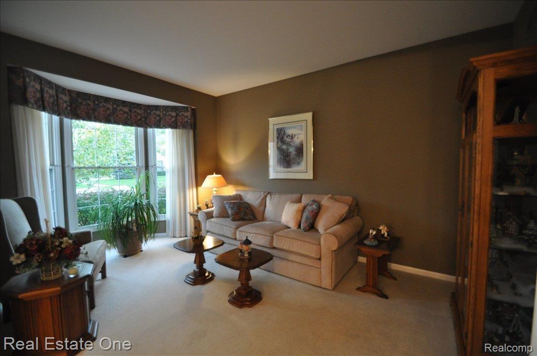 1112 Chesapeake Rochester, MI 48307 - Photo 10 of 25 Living Room