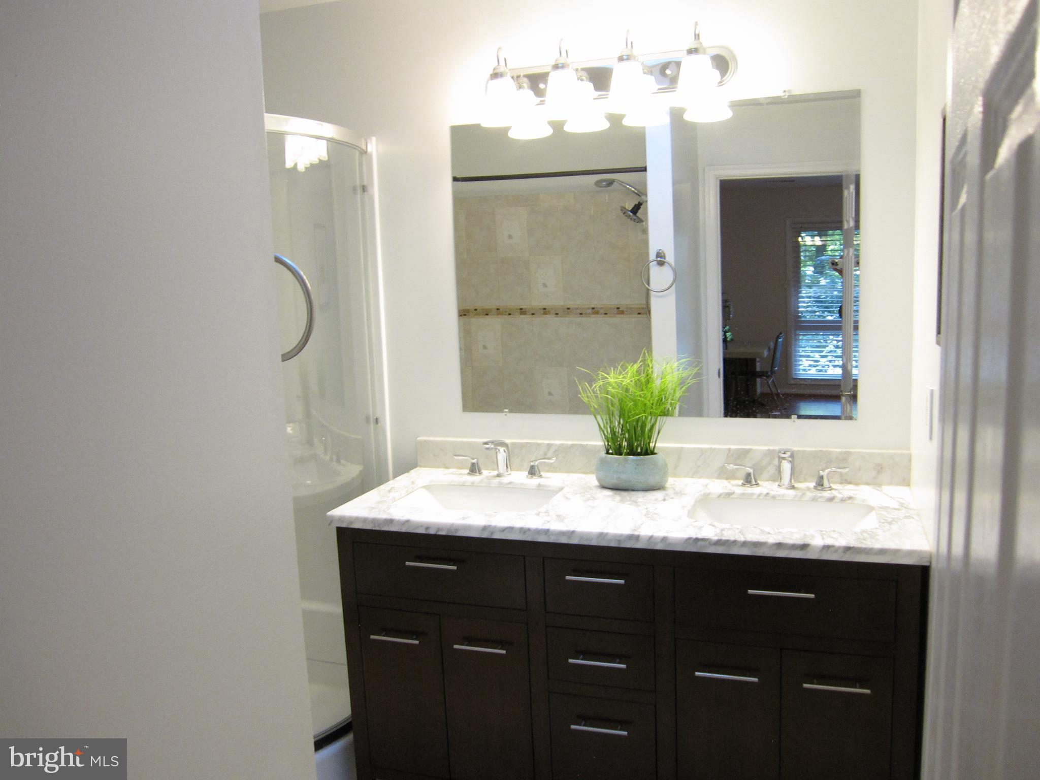 2104 Lirio Court Reston, VA 20191 - Photo 19 of 30 Bath (Master)