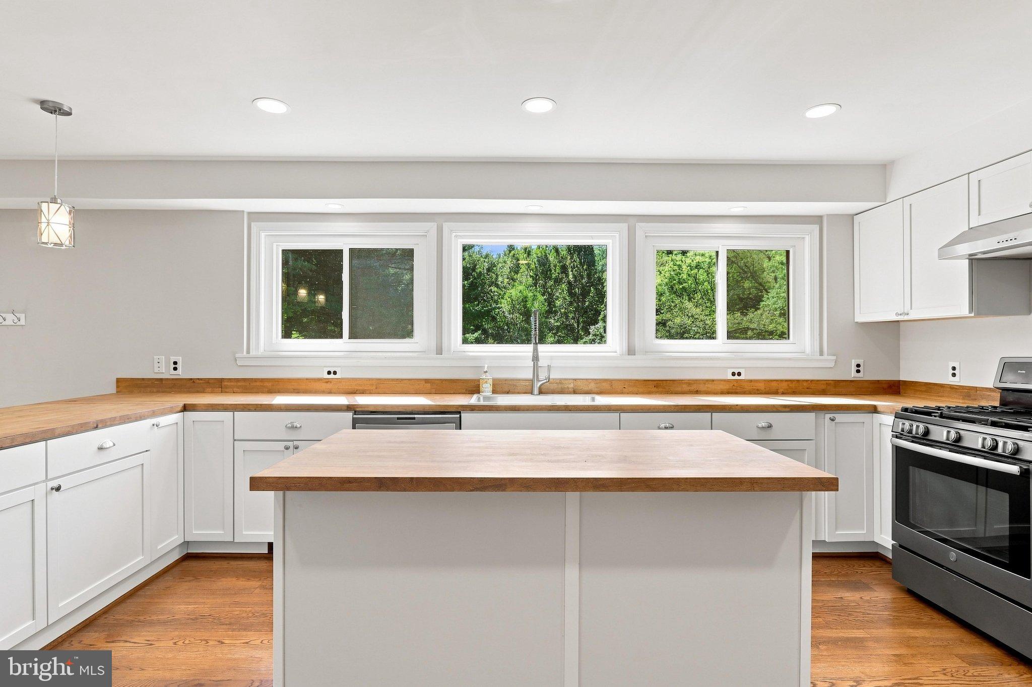 3195 Fiery Run Road Markham, VA 22643 - Photo 14 of 76 Island seating