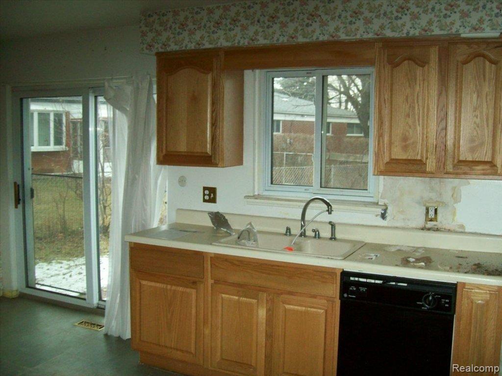 4733 Valley Road Trenton, MI 48183 - Photo 7 of 11 Kitchen