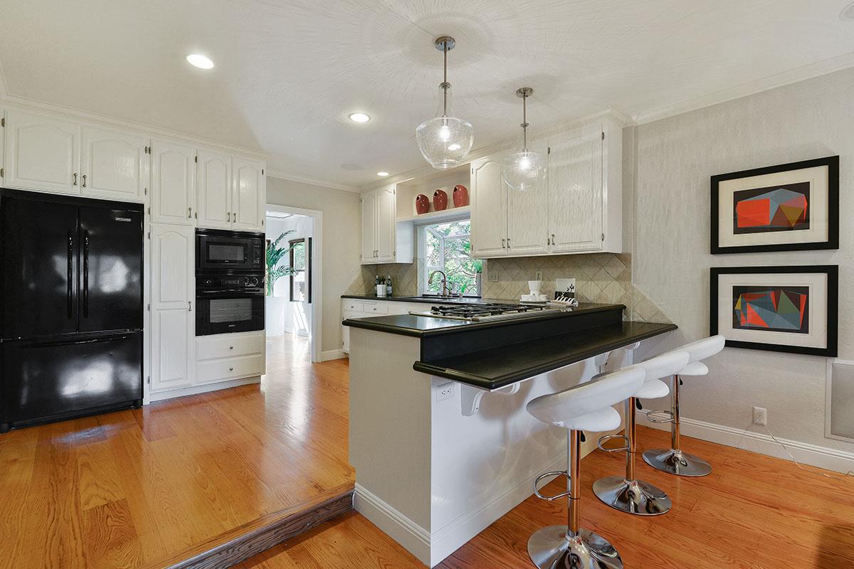 1136 Cambridge Road Burlingame, CA 94010 - Photo 11 of 42