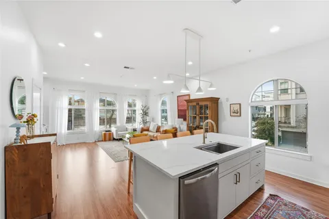 $299,000 | 806 Jackson Hill Street, Unit 201, Houston, TX 77007
