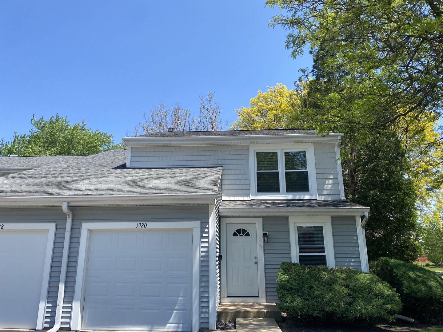 1920 Georgetown Lane Hoffman Estates, IL 60169 - Photo 2 of 28 front view of a house