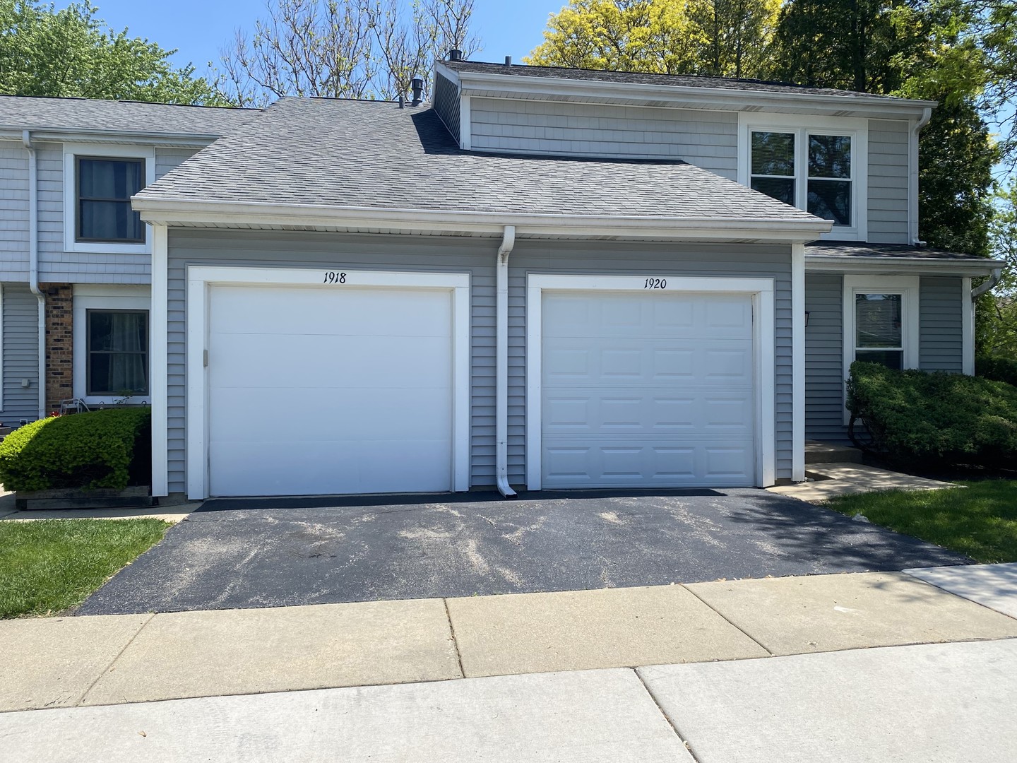 1920 Georgetown Lane Hoffman Estates, IL 60169 - Photo 4 of 28 a front view of a house with a yard