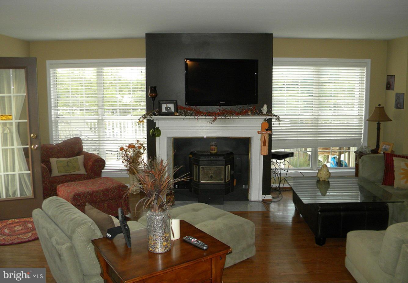 4458 Silver Teal Road Baltimore, MD 21236 - Photo 8 of 17 Living Room