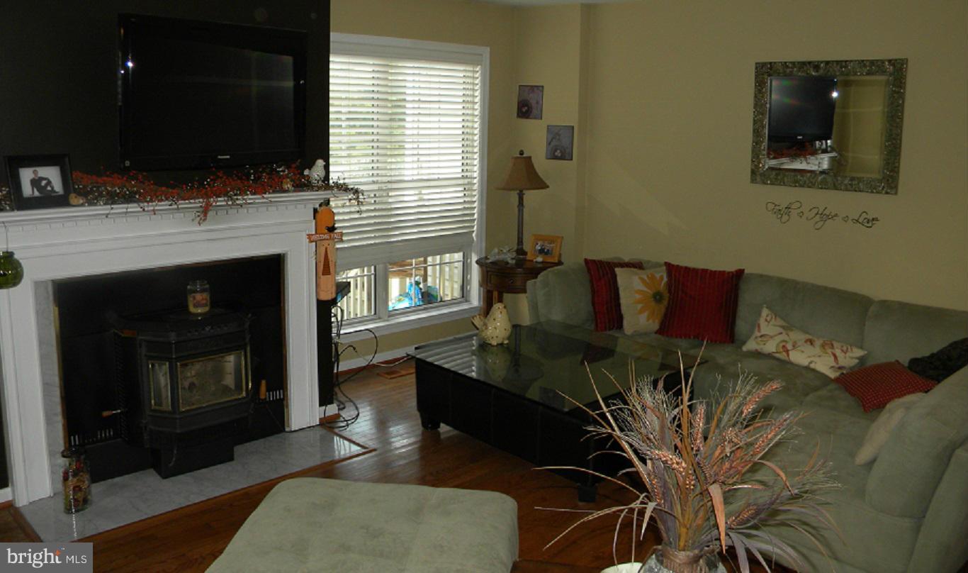 4458 Silver Teal Road Baltimore, MD 21236 - Photo 9 of 17 Living Room