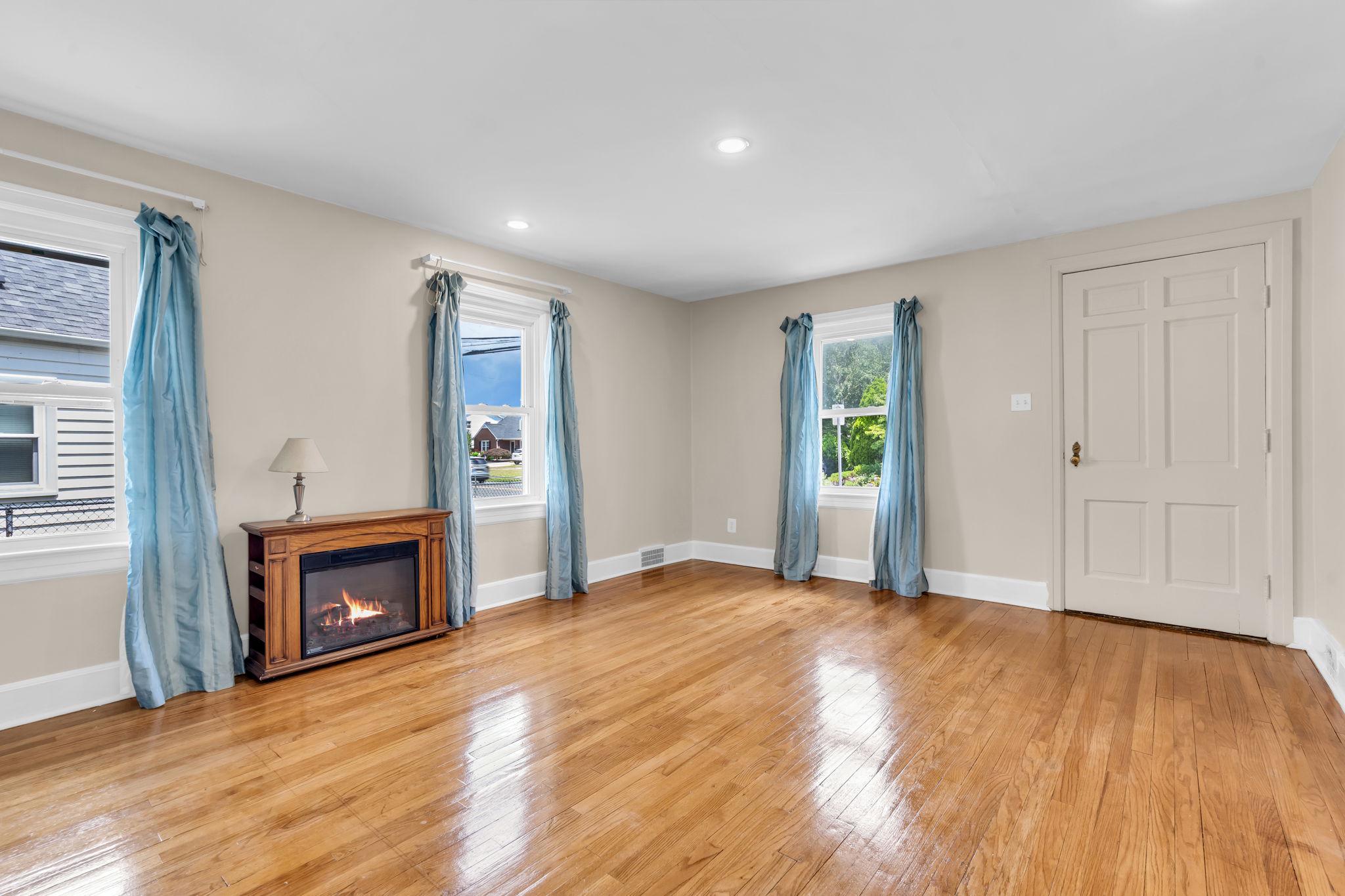 826 Whitehorse Mercerville Road Hamilton, NJ 08610 - Photo 2 of 31 Living Room