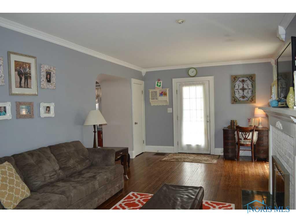 3811 Sherbrooke Road Toledo, OH 43613 - Photo 3 of 15 Living Room.