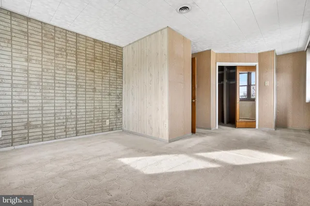 a view of empty room with window