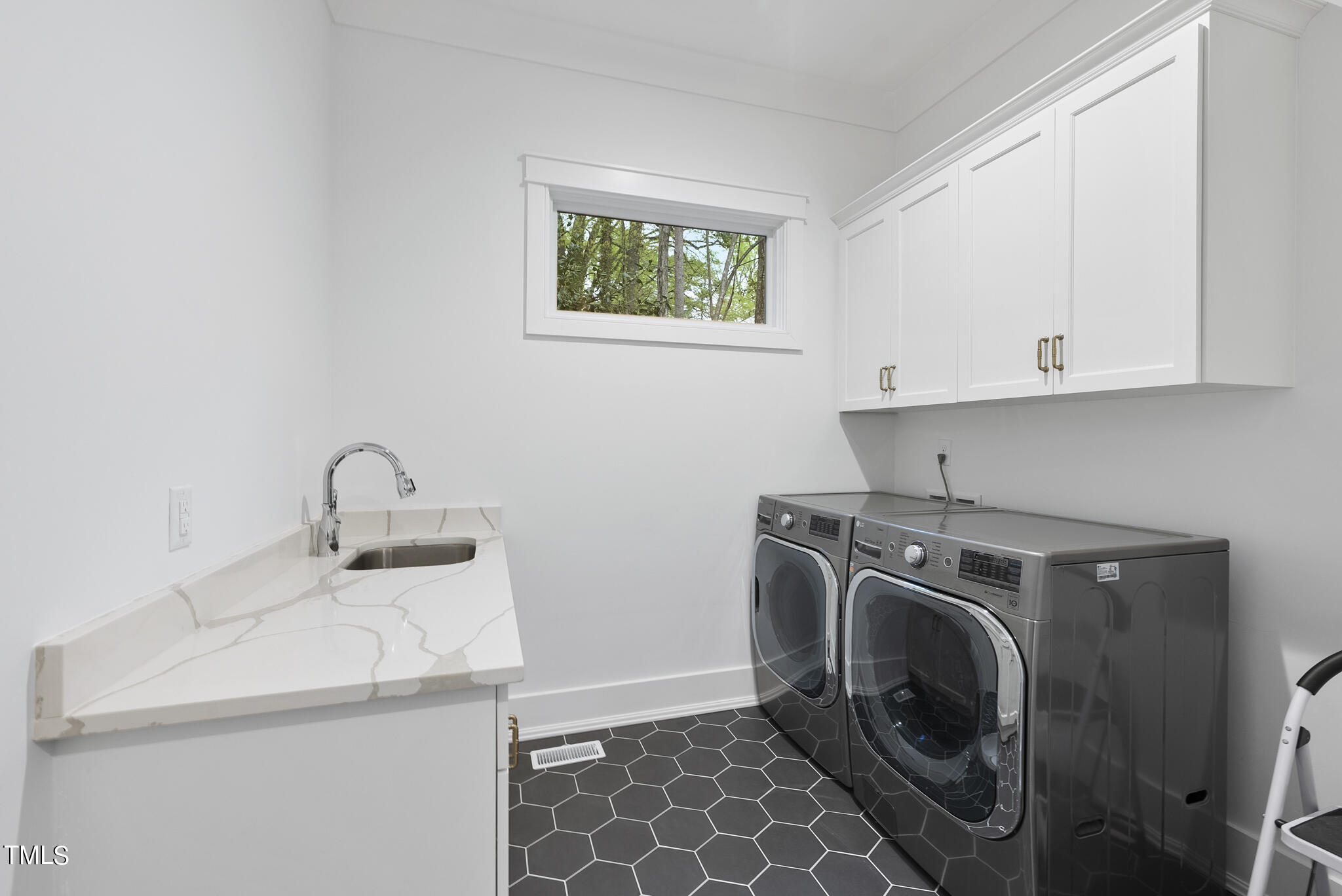 115 Edenburgh Road Raleigh, NC 27608 - Photo 30 of 50 a utility room with dryer and washer