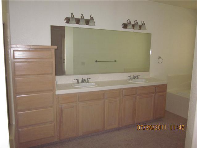 818 South Apple Avenue Reedley, CA 93654 - Photo 7 of 10 Gallery Image 7