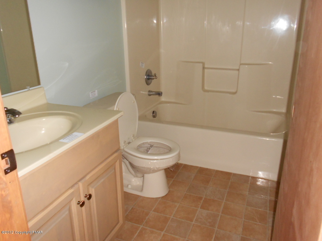 105-stg4 Pine Ridge Drive West Bushkill, PA 18324 - Photo 5 of 7 Main bath