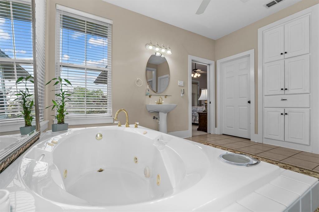 810 East Fm 321 Palestine, TX 75803 - Photo 19 of 40 Primary Bathroom