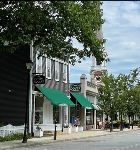 a view of a water fountain in front of a building