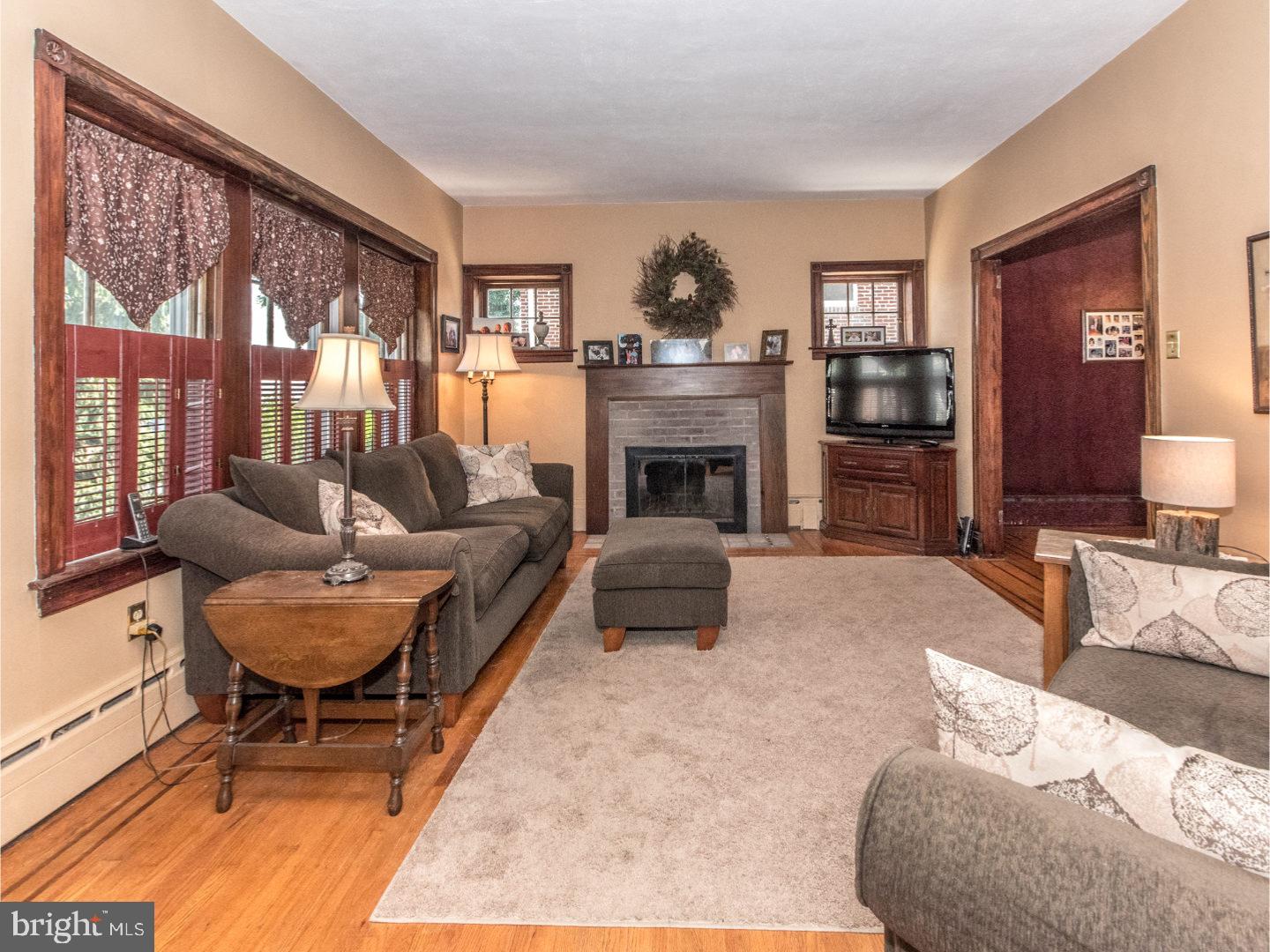 7421 Dungan Road Philadelphia, PA 19111 - Photo 4 of 25 Living Room
