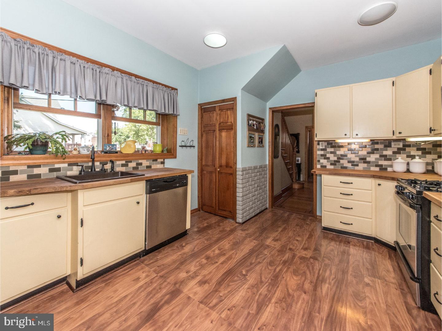 7421 Dungan Road Philadelphia, PA 19111 - Photo 9 of 25 Kitchen