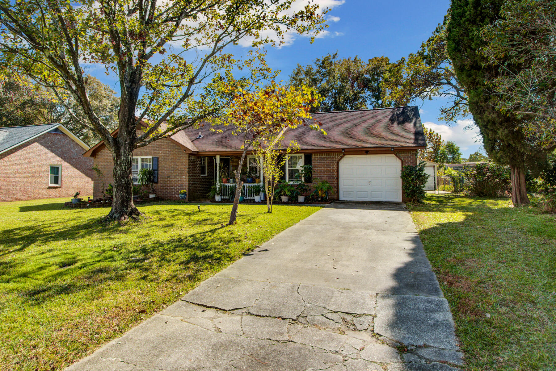 806 Beauregard Road Summerville, SC 29486 - Photo 3 of 31 806 Beauregard Rd, Summerville SC (3)