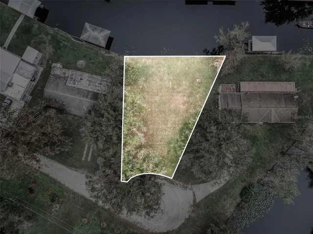 an aerial view of a yard