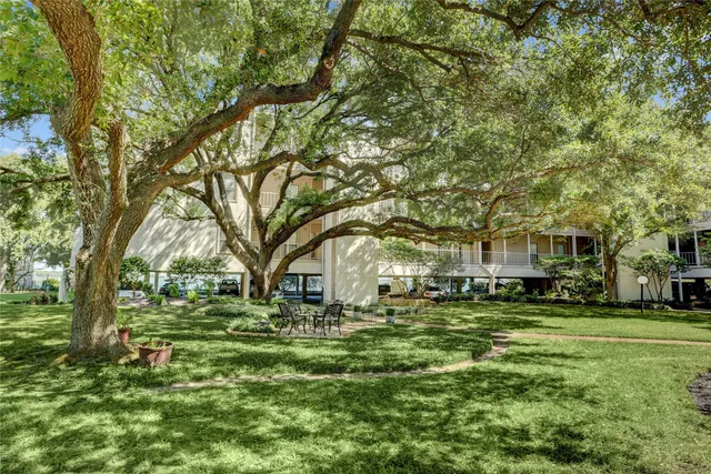 $270,000 | 351 Lakeside Lane, Unit 102, Houston, TX 77058