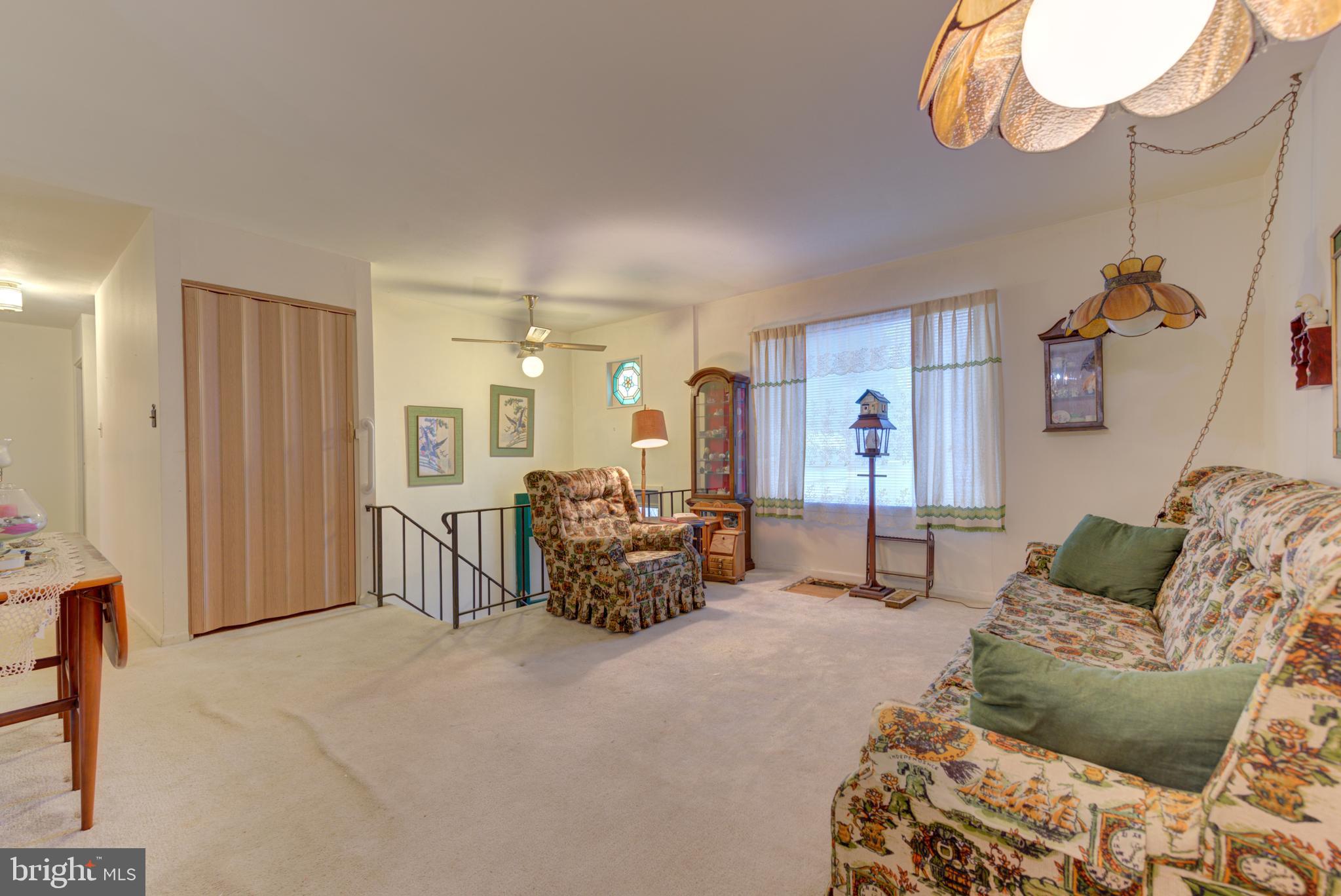 407 West Ash Road Sterling, VA 20164 - Photo 15 of 31 Living room