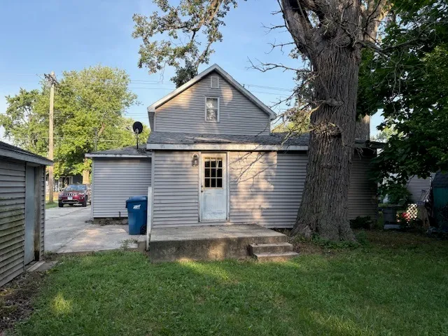 a view of back yard of the house