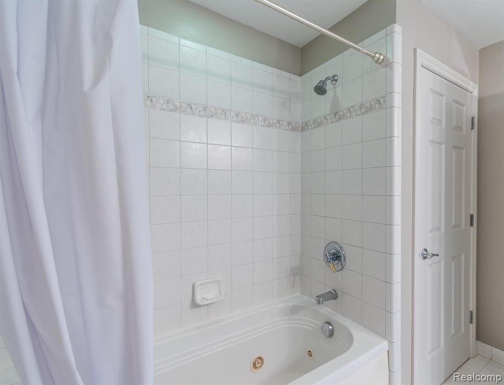 2231 Crystal Drive, Unit 25 Rochester Hills, MI 48309 - Photo 35 of 41