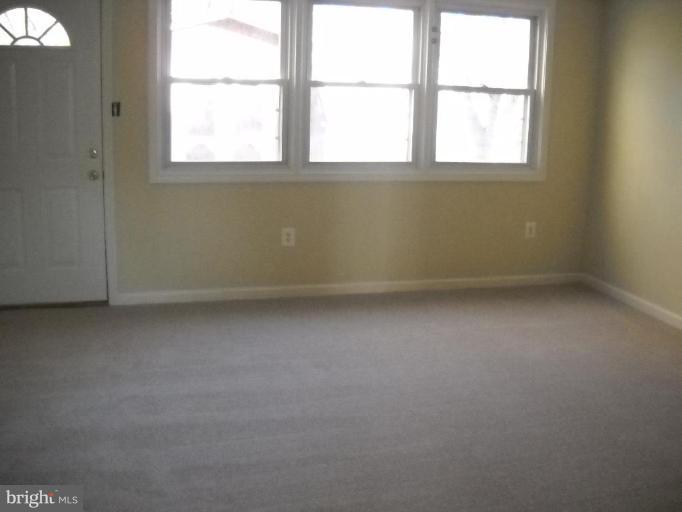 3103 Freeway Halethorpe, MD 21227 - Photo 5 of 16 Living Room