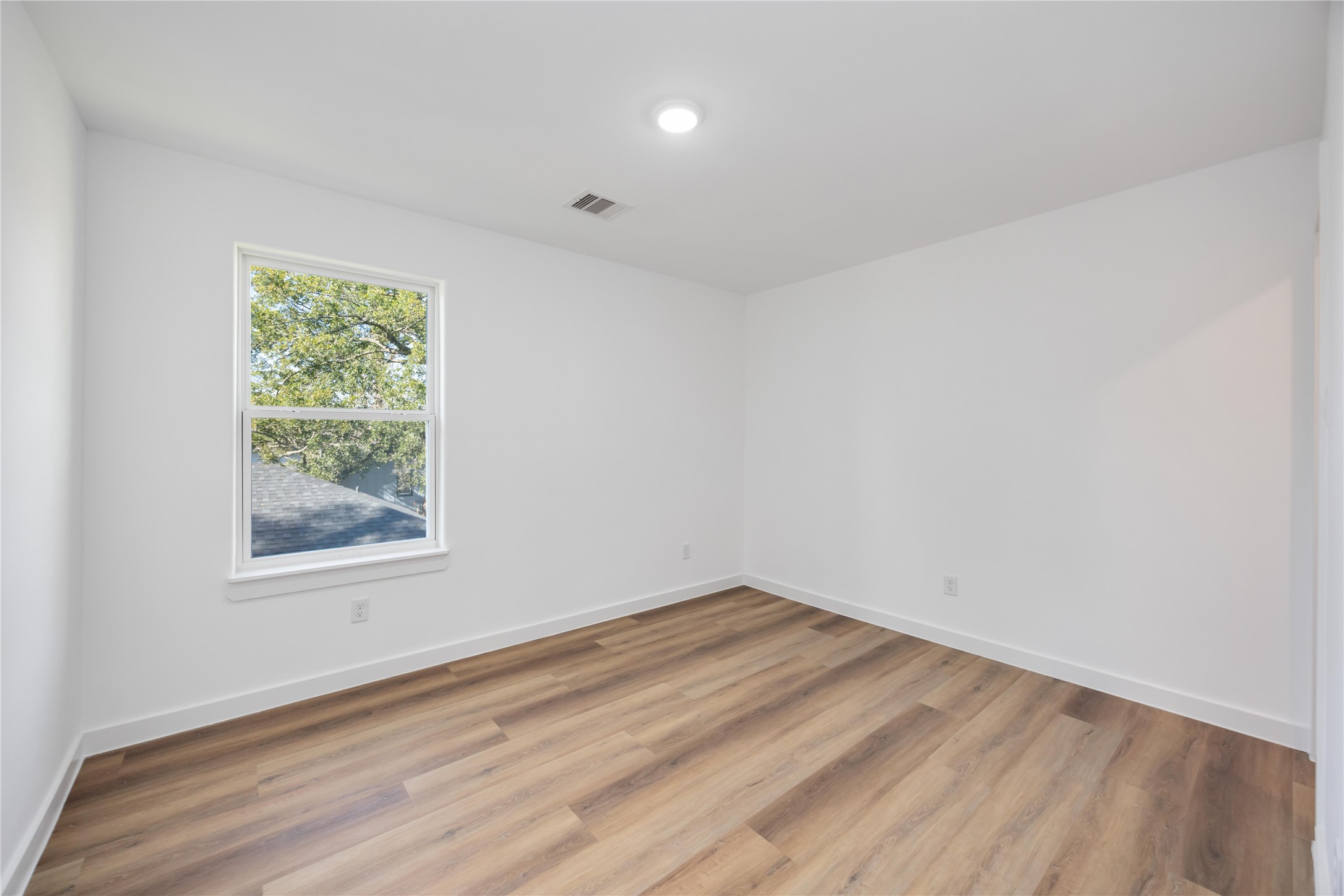 5809 Senior Street Houston, TX 77016 - Photo 14 of 15 Secondary bedroom