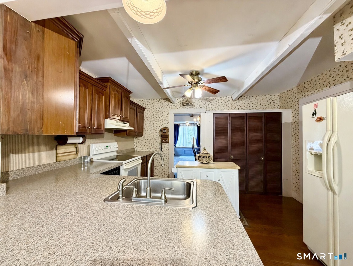 241 Niantic River Road Waterford, CT 06385 - Photo 9 of 40