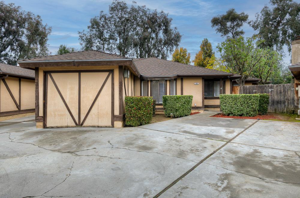 7580 North Angus Street, Unit 103 Fresno, CA 93720 - Photo 3 of 33 a view of outdoor space and yard