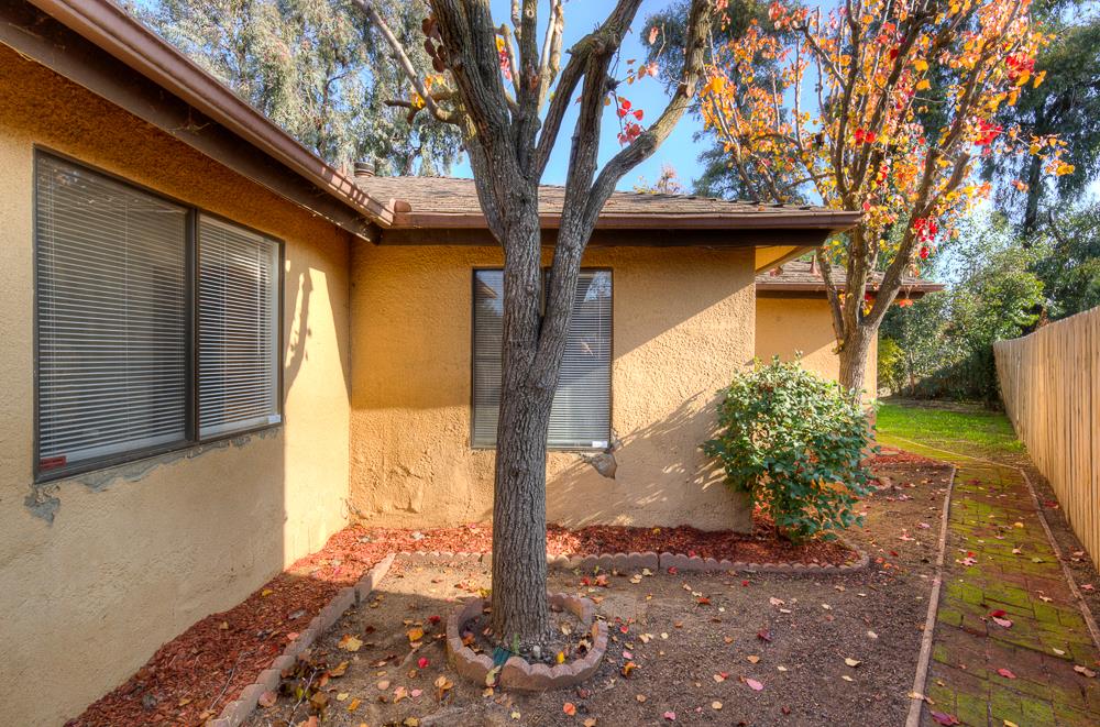 7580 North Angus Street, Unit 103 Fresno, CA 93720 - Photo 32 of 33 a house view with a outdoor space
