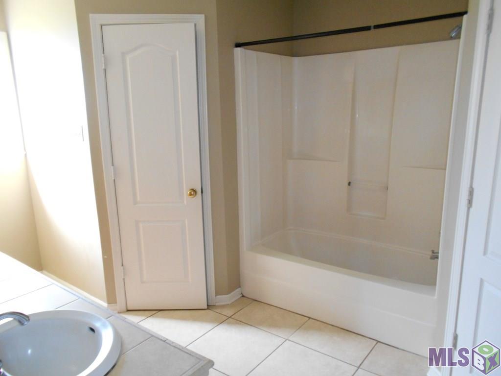 38152 H Armond Road Geismar, LA 70734 - Photo 17 of 26 Master Bath Combo Tub/Shower
