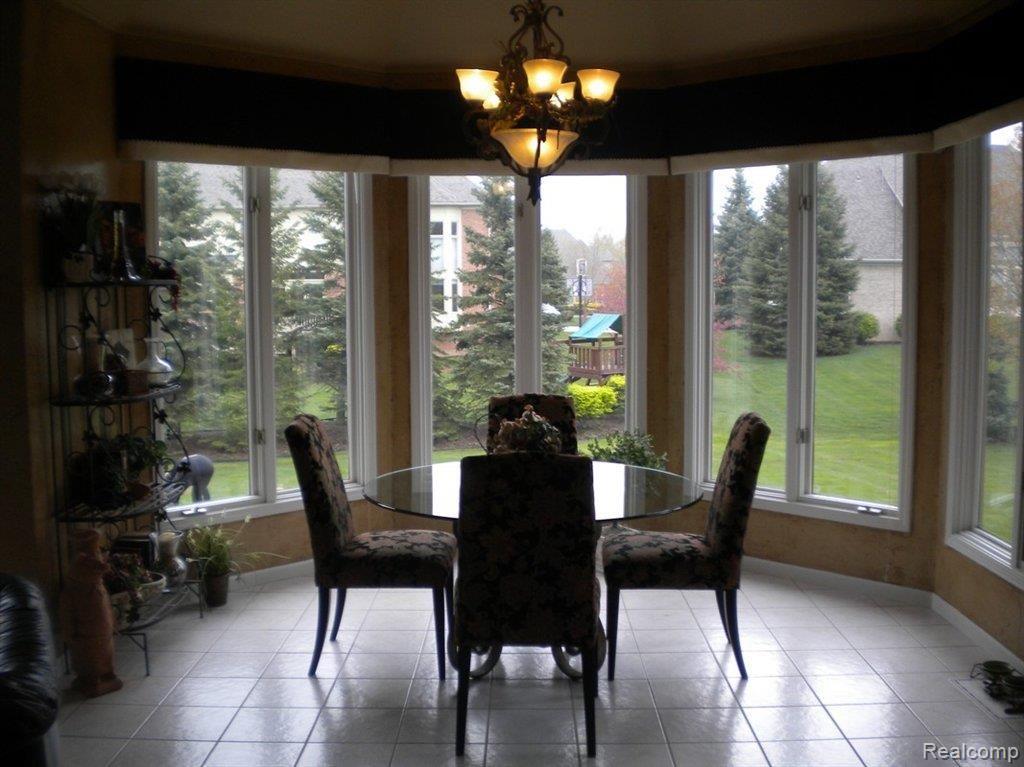 5752 Kirkridge Trail Rochester, MI 48306 - Photo 8 of 24 BREAKFAST NOOK.JPG