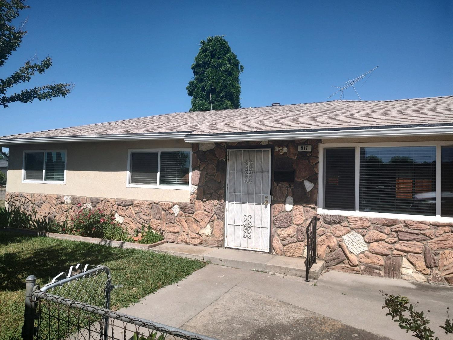 917 Davis Street Madera, CA 93638 - Photo 1 of 10 front view of a house with a yard