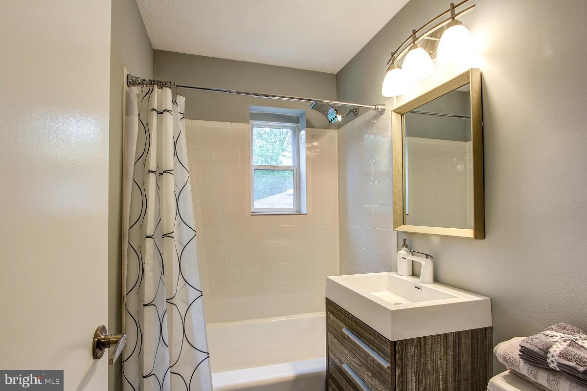 8317 Piney Branch Road Silver Spring, MD 20910 - Photo 18 of 30 FULL UPPER LEVEL BATH